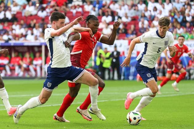 Declan Rice (England) und Breel Embolo (Switzerland) im Zweikampf, UEFA EURO, EM, Europameisterschaft,Fussball 2024 - Quarter-final, England vs Switzerland, Arena Düsseldorf am 06. July 2024 in Düsseldorf, Deutschland. (Foto von Oliver Kaelke DeFodi Images) Declan Rice (England) und Breel Embolo (Switzerland) battle for the ball, UEFA EURO 2024 - Quarter-final, England vs Switzerland, Arena Dusseldorf on July 6, 2024 in Dusseldorf, Germany. (Photo by Oliver Kaelke DeFodi Images) Defodi-678_2024_07_06_OK_ENGSUI_1646