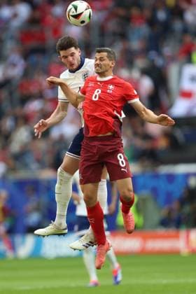 Declan Rice (England) und Remo Freuler (Switzerland) im Zweikampf, UEFA EURO, EM, Europameisterschaft,Fussball 2024 - Quarter-final, England vs Switzerland, Arena Düsseldorf am 06. July 2024 in Düsseldorf, Deutschland. (Foto von Oliver Kaelke DeFodi Images) Declan Rice (England) und Remo Freuler (Switzerland) battle for the ball, UEFA EURO 2024 - Quarter-final, England vs Switzerland, Arena Dusseldorf on July 6, 2024 in Dusseldorf, Germany. (Photo by Oliver Kaelke DeFodi Images) Defodi-678_2024_07_06_OK_ENGSUI_1780