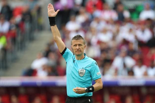 Schiedsrichter Daniele Orsato gestikuliert, Gestik, UEFA EURO, EM, Europameisterschaft,Fussball 2024 - Quarter-final, England vs Switzerland, Arena Düsseldorf am 06. July 2024 in Düsseldorf, Deutschland. (Foto von Oliver Kaelke DeFodi Images) Schiedsrichter Daniele Orsato gestures, UEFA EURO 2024 - Quarter-final, England vs Switzerland, Arena Dusseldorf on July 6, 2024 in Dusseldorf, Germany. (Photo by Oliver Kaelke DeFodi Images) Defodi-678_2024_07_06_OK_ENGSUI_1784