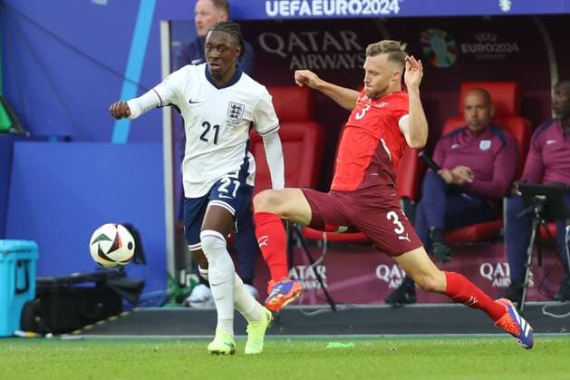 Eberechi Eze (England) und Silvan Widmer (Switzerland) im Zweikampf, UEFA EURO, EM, Europameisterschaft,Fussball 2024 - Quarter-final, England vs Switzerland, Arena Düsseldorf am 06. July 2024 in Düsseldorf, Deutschland. (Foto von Oliver Kaelke DeFodi Images) Eberechi Eze (England) und Silvan Widmer (Switzerland) battle for the ball, UEFA EURO 2024 - Quarter-final, England vs Switzerland, Arena Dusseldorf on July 6, 2024 in Dusseldorf, Germany. (Photo by Oliver Kaelke DeFodi Images) Defodi-678_2024_07_06_OK_ENGSUI_3075