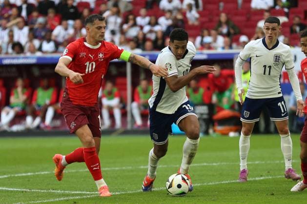 Granit Xhaka (Switzerland) und Jude Bellingham (England) im Zweikampf, UEFA EURO, EM, Europameisterschaft,Fussball 2024 - Quarter-final, England vs Switzerland, Arena Düsseldorf am 06. July 2024 in Düsseldorf, Deutschland. (Foto von Oliver Kaelke DeFodi Images) Granit Xhaka (Switzerland) und Jude Bellingham (England) battle for the ball, UEFA EURO 2024 - Quarter-final, England vs Switzerland, Arena Dusseldorf on July 6, 2024 in Dusseldorf, Germany. (Photo by Oliver Kaelke DeFodi Images) Defodi-678_2024_07_06_OK_ENGSUI_3140