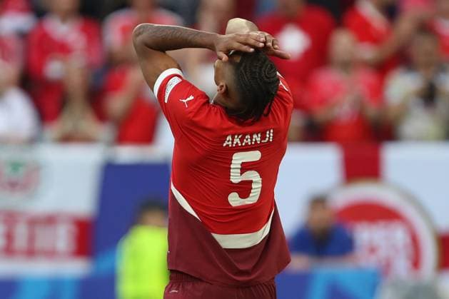 Sport Bilder des Tages Manuel Akanji (Switzerland) ist enttaeuscht, UEFA EURO, EM, Europameisterschaft,Fussball 2024 - Quarter-final, England vs Switzerland, Arena Düsseldorf am 06. July 2024 in Düsseldorf, Deutschland. (Foto von Oliver Kaelke DeFodi Images) Manuel Akanji (Switzerland) looks dejected, UEFA EURO 2024 - Quarter-final, England vs Switzerland, Arena Dusseldorf on July 6, 2024 in Dusseldorf, Germany. (Photo by Oliver Kaelke DeFodi Images) Defodi-678_2024_07_06_OK_ENGSUI_3287