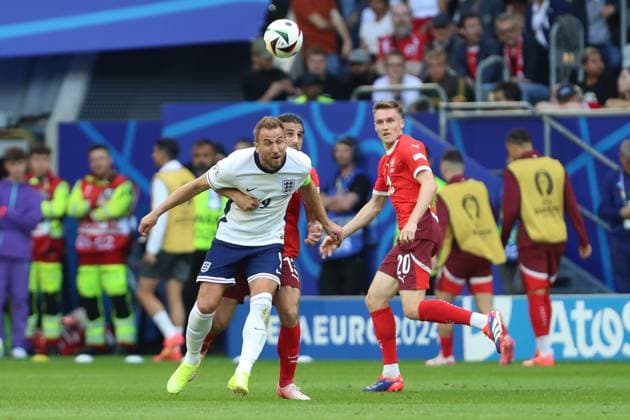 Harry Kane (England) und Ricardo Rodriguez (Switzerland) im Zweikampf, UEFA EURO, EM, Europameisterschaft,Fussball 2024 - Quarter-final, England vs Switzerland, Arena Düsseldorf am 06. July 2024 in Düsseldorf, Deutschland. (Foto von Oliver Kaelke DeFodi Images) Harry Kane (England) und Ricardo Rodriguez (Switzerland) battle for the ball, UEFA EURO 2024 - Quarter-final, England vs Switzerland, Arena Dusseldorf on July 6, 2024 in Dusseldorf, Germany. (Photo by Oliver Kaelke DeFodi Images) Defodi-678_2024_07_06_OK_ENGSUI_1556