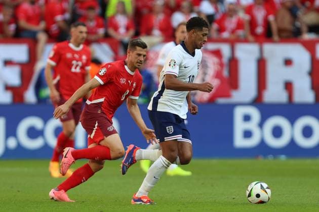 Remo Freuler (Switzerland) und Jude Bellingham (England) im Zweikampf, UEFA EURO, EM, Europameisterschaft,Fussball 2024 - Quarter-final, England vs Switzerland, Arena Düsseldorf am 06. July 2024 in Düsseldorf, Deutschland. (Foto von Oliver Kaelke DeFodi Images) Remo Freuler (Switzerland) und Jude Bellingham (England) battle for the ball, UEFA EURO 2024 - Quarter-final, England vs Switzerland, Arena Dusseldorf on July 6, 2024 in Dusseldorf, Germany. (Photo by Oliver Kaelke DeFodi Images) Defodi-678_2024_07_06_OK_ENGSUI_1586
