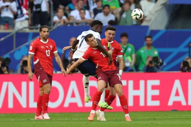 Bukayo Saka (England) und Granit Xhaka (Switzerland) im Zweikampf, UEFA EURO, EM, Europameisterschaft,Fussball 2024 - Quarter-final, England vs Switzerland, Arena Düsseldorf am 06. July 2024 in Düsseldorf, Deutschland. (Foto von Oliver Kaelke DeFodi Images) Bukayo Saka (England) und Granit Xhaka (Switzerland) battle for the ball, UEFA EURO 2024 - Quarter-final, England vs Switzerland, Arena Dusseldorf on July 6, 2024 in Dusseldorf, Germany. (Photo by Oliver Kaelke DeFodi Images) Defodi-678_2024_07_06_OK_ENGSUI_1377
