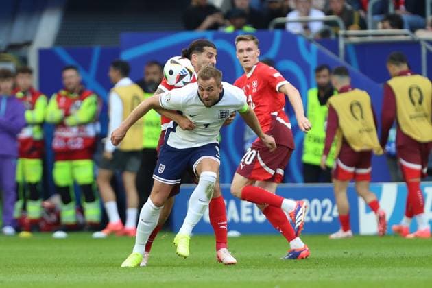 Harry Kane (England) und Ricardo Rodriguez (Switzerland) im Zweikampf, UEFA EURO, EM, Europameisterschaft,Fussball 2024 - Quarter-final, England vs Switzerland, Arena Düsseldorf am 06. July 2024 in Düsseldorf, Deutschland. (Foto von Oliver Kaelke DeFodi Images) Harry Kane (England) und Ricardo Rodriguez (Switzerland) battle for the ball, UEFA EURO 2024 - Quarter-final, England vs Switzerland, Arena Dusseldorf on July 6, 2024 in Dusseldorf, Germany. (Photo by Oliver Kaelke DeFodi Images) Defodi-678_2024_07_06_OK_ENGSUI_1557