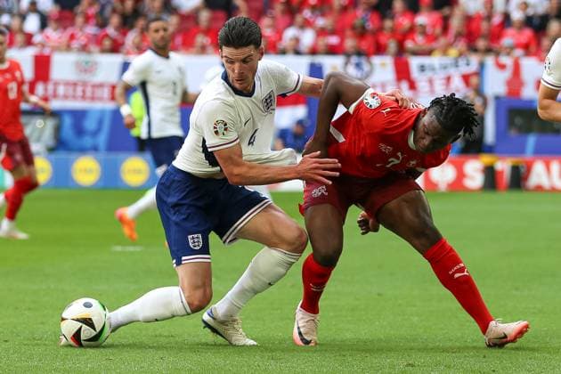 Declan Rice (England) und Breel Embolo (Switzerland) im Zweikampf, UEFA EURO, EM, Europameisterschaft,Fussball 2024 - Quarter-final, England vs Switzerland, Arena Düsseldorf am 06. July 2024 in Düsseldorf, Deutschland. (Foto von Oliver Kaelke DeFodi Images) Declan Rice (England) und Breel Embolo (Switzerland) battle for the ball, UEFA EURO 2024 - Quarter-final, England vs Switzerland, Arena Dusseldorf on July 6, 2024 in Dusseldorf, Germany. (Photo by Oliver Kaelke DeFodi Images) Defodi-678_2024_07_06_OK_ENGSUI_1654