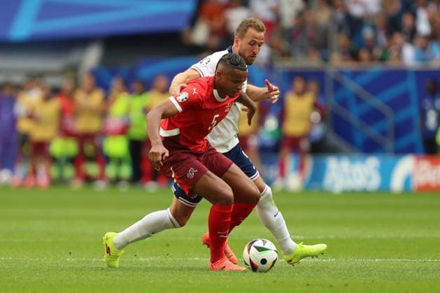 Manuel Akanji (Switzerland) und Harry Kane (England) im Zweikampf, UEFA EURO, EM, Europameisterschaft,Fussball 2024 - Quarter-final, England vs Switzerland, Arena Düsseldorf am 06. July 2024 in Düsseldorf, Deutschland. (Foto von Oliver Kaelke DeFodi Images) Manuel Akanji (Switzerland) und Harry Kane (England) battle for the ball, UEFA EURO 2024 - Quarter-final, England vs Switzerland, Arena Dusseldorf on July 6, 2024 in Dusseldorf, Germany. (Photo by Oliver Kaelke DeFodi Images) Defodi-678_2024_07_06_OK_ENGSUI_1842