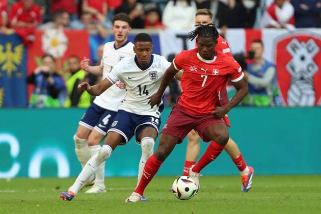 Ezri Konsa (England) und Breel Embolo (Switzerland) im Zweikampf, UEFA EURO, EM, Europameisterschaft,Fussball 2024 - Quarter-final, England vs Switzerland, Arena Düsseldorf am 06. July 2024 in Düsseldorf, Deutschland. (Foto von Oliver Kaelke DeFodi Images) Ezri Konsa (England) und Breel Embolo (Switzerland) battle for the ball, UEFA EURO 2024 - Quarter-final, England vs Switzerland, Arena Dusseldorf on July 6, 2024 in Dusseldorf, Germany. (Photo by Oliver Kaelke DeFodi Images) Defodi-678_2024_07_06_OK_ENGSUI_2089