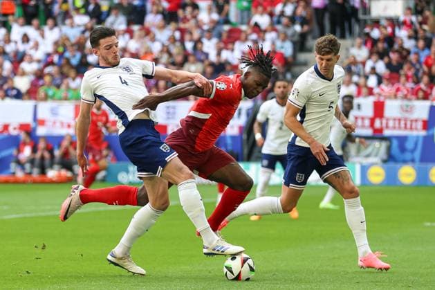 Declan Rice (England) und Breel Embolo (Switzerland) im Zweikampf, UEFA EURO, EM, Europameisterschaft,Fussball 2024 - Quarter-final, England vs Switzerland, Arena Düsseldorf am 06. July 2024 in Düsseldorf, Deutschland. (Foto von Oliver Kaelke DeFodi Images) Declan Rice (England) und Breel Embolo (Switzerland) battle for the ball, UEFA EURO 2024 - Quarter-final, England vs Switzerland, Arena Dusseldorf on July 6, 2024 in Dusseldorf, Germany. (Photo by Oliver Kaelke DeFodi Images) Defodi-678_2024_07_06_OK_ENGSUI_1651