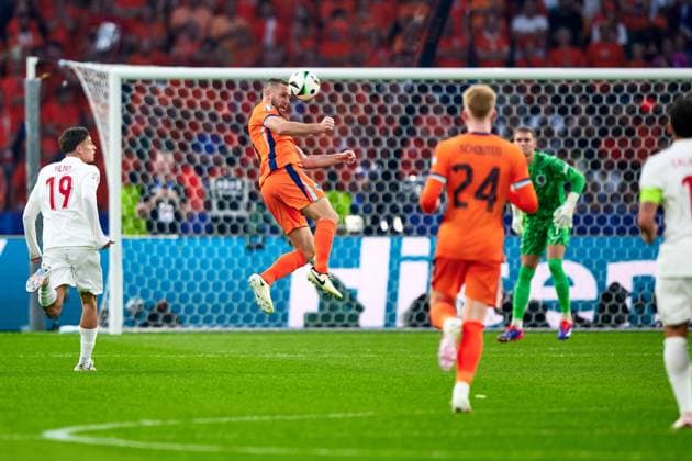 Stefan De Vrij (Niederlande, 06), Kopfball zum Tor, GER, UEFA EURO, EM, Europameisterschaft,Fussball 2024, Fussball Herren, UEFA EM 2024, Viertelfinale, Quarter-finals, Niederlande vs. Tuerkei, Netherlands vs. Tuerkiye, 06.07.2024. GER, UEFA Euro 2024, Fussball Herren, UEFA EM 2024, Viertelfinale, Quarter-finals, Niederlande vs. Tuerkei, Netherlands vs. Tuerkiye, 06.07.2024. Berlin Copyright: xEibner-Pressefotox xClaudiusxRauchx EP_CRH
