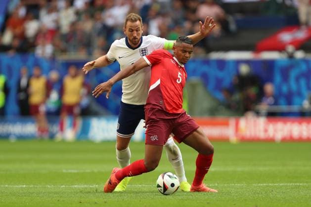 Harry Kane (England) und Manuel Akanji (Switzerland) im Zweikampf, UEFA EURO, EM, Europameisterschaft,Fussball 2024 - Quarter-final, England vs Switzerland, Arena Düsseldorf am 06. July 2024 in Düsseldorf, Deutschland. (Foto von Oliver Kaelke DeFodi Images) Harry Kane (England) und Manuel Akanji (Switzerland) battle for the ball, UEFA EURO 2024 - Quarter-final, England vs Switzerland, Arena Dusseldorf on July 6, 2024 in Dusseldorf, Germany. (Photo by Oliver Kaelke DeFodi Images) Defodi-678_2024_07_06_OK_ENGSUI_1845
