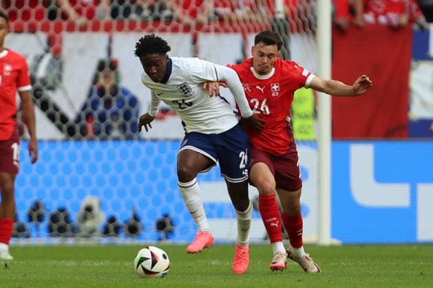 Kobbie Mainoo (England) und Fabian Rieder (Switzerland) im Zweikampf, UEFA EURO, EM, Europameisterschaft,Fussball 2024 - Quarter-final, England vs Switzerland, Arena Düsseldorf am 06. July 2024 in Düsseldorf, Deutschland. (Foto von Oliver Kaelke DeFodi Images) Kobbie Mainoo (England) und Fabian Rieder (Switzerland) battle for the ball, UEFA EURO 2024 - Quarter-final, England vs Switzerland, Arena Dusseldorf on July 6, 2024 in Dusseldorf, Germany. (Photo by Oliver Kaelke DeFodi Images) Defodi-678_2024_07_06_OK_ENGSUI_1926