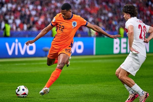 Denzel Dumfries (Niederlande, 22), Ferdi Kadioglu (Tuerkei, 20), GER, UEFA EURO, EM, Europameisterschaft,Fussball 2024, Fussball Herren, UEFA EM 2024, Viertelfinale, Quarter-finals, Niederlande vs. Tuerkei, Netherlands vs. Tuerkiye, 06.07.2024. GER, UEFA Euro 2024, Fussball Herren, UEFA EM 2024, Viertelfinale, Quarter-finals, Niederlande vs. Tuerkei, Netherlands vs. Tuerkiye, 06.07.2024. Berlin Copyright: xEibner-Pressefotox xClaudiusxRauchx EP_CRH