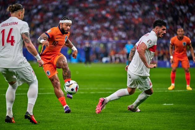 Abduelkerim Bardakci (Tuerkei, 14), Memphis Depay (Niederlande, 10), Samet Akaydin (Tuerkei, 04), GER, UEFA EURO, EM, Europameisterschaft,Fussball 2024, Fussball Herren, UEFA EM 2024, Viertelfinale, Quarter-finals, Niederlande vs. Tuerkei, Netherlands vs. Tuerkiye, 06.07.2024. GER, UEFA Euro 2024, Fussball Herren, UEFA EM 2024, Viertelfinale, Quarter-finals, Niederlande vs. Tuerkei, Netherlands vs. Tuerkiye, 06.07.2024. Berlin Copyright: xEibner-Pressefotox xClaudiusxRauchx EP_CRH