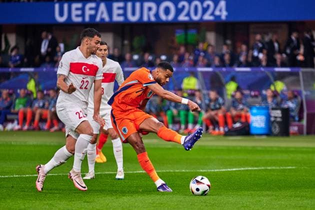 Kaan Ayhan (Tuerkei, 22), Cody Gakpo (Niederlande, 11), GER, UEFA EURO, EM, Europameisterschaft,Fussball 2024, Fussball Herren, UEFA EM 2024, Viertelfinale, Quarter-finals, Niederlande vs. Tuerkei, Netherlands vs. Tuerkiye, 06.07.2024. GER, UEFA Euro 2024, Fussball Herren, UEFA EM 2024, Viertelfinale, Quarter-finals, Niederlande vs. Tuerkei, Netherlands vs. Tuerkiye, 06.07.2024. Berlin Copyright: xEibner-Pressefotox xClaudiusxRauchx EP_CRH