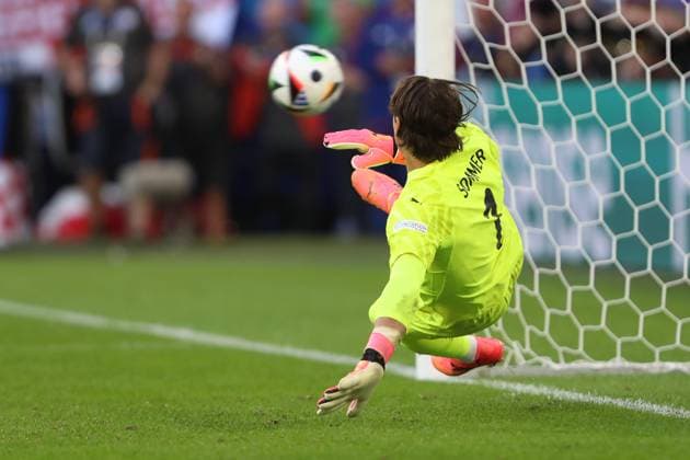 Torwart Yann Sommer (Switzerland) kann den Elfmeter nicht halten, UEFA EURO, EM, Europameisterschaft,Fussball 2024 - Quarter-final, England vs Switzerland, Arena Düsseldorf am 06. July 2024 in Düsseldorf, Deutschland. (Foto von Oliver Kaelke DeFodi Images) Torwart Yann Sommer (Switzerland) can t clear the penalty kick, UEFA EURO 2024 - Quarter-final, England vs Switzerland, Arena Dusseldorf on July 6, 2024 in Dusseldorf, Germany. (Photo by Oliver Kaelke DeFodi Images) Defodi-678_2024_07_06_OK_ENGSUI_3260