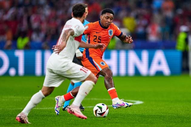 Hakan Calhanoglu (Tuerkei, 10), Steven Bergwijn (Niederlande, 25), GER, UEFA EURO, EM, Europameisterschaft,Fussball 2024, Fussball Herren, UEFA EM 2024, Viertelfinale, Quarter-finals, Niederlande vs. Tuerkei, Netherlands vs. Tuerkiye, 06.07.2024. GER, UEFA Euro 2024, Fussball Herren, UEFA EM 2024, Viertelfinale, Quarter-finals, Niederlande vs. Tuerkei, Netherlands vs. Tuerkiye, 06.07.2024. Berlin Copyright: xEibner-Pressefotox xClaudiusxRauchx EP_CRH