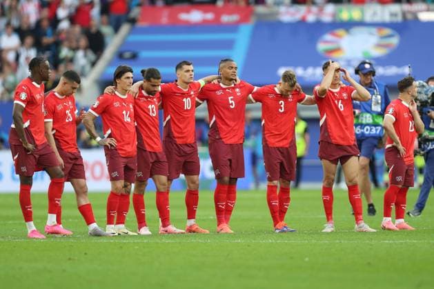 Team von Schweiz ist enttaeuscht, UEFA EURO, EM, Europameisterschaft,Fussball 2024 - Quarter-final, England vs Switzerland, Arena Düsseldorf am 06. July 2024 in Düsseldorf, Deutschland. (Foto von Oliver Kaelke DeFodi Images) Team von Schweiz looks dejected, UEFA EURO 2024 - Quarter-final, England vs Switzerland, Arena Dusseldorf on July 6, 2024 in Dusseldorf, Germany. (Photo by Oliver Kaelke DeFodi Images) Defodi-678_2024_07_06_OK_ENGSUI_3350