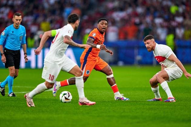Hakan Calhanoglu (Tuerkei, 10), Steven Bergwijn (Niederlande, 25), Salih Oezcan (Tuerkei, 15), GER, UEFA EURO, EM, Europameisterschaft,Fussball 2024, Fussball Herren, UEFA EM 2024, Viertelfinale, Quarter-finals, Niederlande vs. Tuerkei, Netherlands vs. Tuerkiye, 06.07.2024. GER, UEFA Euro 2024, Fussball Herren, UEFA EM 2024, Viertelfinale, Quarter-finals, Niederlande vs. Tuerkei, Netherlands vs. Tuerkiye, 06.07.2024. Berlin Copyright: xEibner-Pressefotox xClaudiusxRauchx EP_CRH