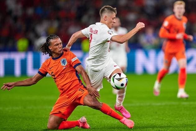 Nathan Ake (Niederlande, 05), Arda Gueler Tuerkei, 08), GER, UEFA EURO, EM, Europameisterschaft,Fussball 2024, Fussball Herren, UEFA EM 2024, Viertelfinale, Quarter-finals, Niederlande vs. Tuerkei, Netherlands vs. Tuerkiye, 06.07.2024. GER, UEFA Euro 2024, Fussball Herren, UEFA EM 2024, Viertelfinale, Quarter-finals, Niederlande vs. Tuerkei, Netherlands vs. Tuerkiye, 06.07.2024. Berlin Copyright: xEibner-Pressefotox xClaudiusxRauchx EP_CRH