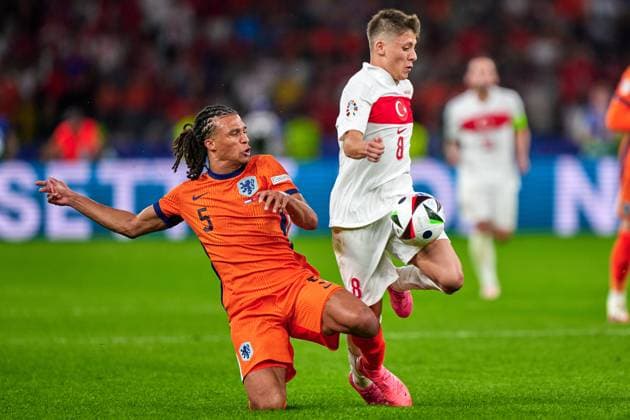 Nathan Ake (Niederlande, 05), Arda Gueler Tuerkei, 08), GER, UEFA EURO, EM, Europameisterschaft,Fussball 2024, Fussball Herren, UEFA EM 2024, Viertelfinale, Quarter-finals, Niederlande vs. Tuerkei, Netherlands vs. Tuerkiye, 06.07.2024. GER, UEFA Euro 2024, Fussball Herren, UEFA EM 2024, Viertelfinale, Quarter-finals, Niederlande vs. Tuerkei, Netherlands vs. Tuerkiye, 06.07.2024. Berlin Copyright: xEibner-Pressefotox xClaudiusxRauchx EP_CRH