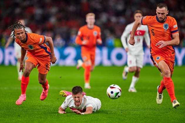 Nathan Ake (Niederlande, 05), Arda Gueler Tuerkei, 08), Stefan De Vrij (Niederlande, 06), GER, UEFA EURO, EM, Europameisterschaft,Fussball 2024, Fussball Herren, UEFA EM 2024, Viertelfinale, Quarter-finals, Niederlande vs. Tuerkei, Netherlands vs. Tuerkiye, 06.07.2024. GER, UEFA Euro 2024, Fussball Herren, UEFA EM 2024, Viertelfinale, Quarter-finals, Niederlande vs. Tuerkei, Netherlands vs. Tuerkiye, 06.07.2024. Berlin Copyright: xEibner-Pressefotox xClaudiusxRauchx EP_CRH