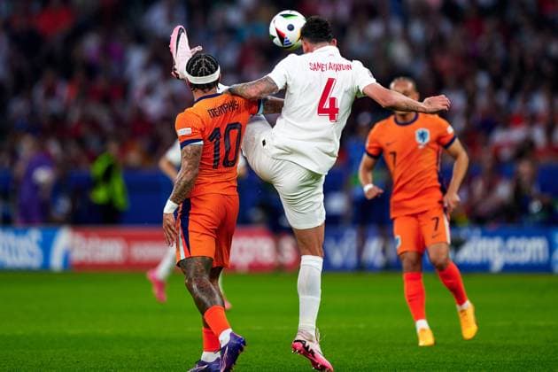 Memphis Depay (Niederlande, 10), Samet Akaydin (Tuerkei, 04), GER, UEFA EURO, EM, Europameisterschaft,Fussball 2024, Fussball Herren, UEFA EM 2024, Viertelfinale, Quarter-finals, Niederlande vs. Tuerkei, Netherlands vs. Tuerkiye, 06.07.2024. GER, UEFA Euro 2024, Fussball Herren, UEFA EM 2024, Viertelfinale, Quarter-finals, Niederlande vs. Tuerkei, Netherlands vs. Tuerkiye, 06.07.2024. Berlin Copyright: xEibner-Pressefotox xClaudiusxRauchx EP_CRH