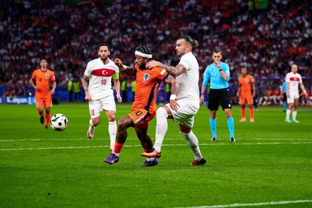Hakan Calhanoglu (Tuerkei, 10), mMemphis Depay (Niederlande, 10), Abduelkerim Bardakci (Tuerkei, 14), GER, UEFA EURO, EM, Europameisterschaft,Fussball 2024, Fussball Herren, UEFA EM 2024, Viertelfinale, Quarter-finals, Niederlande vs. Tuerkei, Netherlands vs. Tuerkiye, 06.07.2024. GER, UEFA Euro 2024, Fussball Herren, UEFA EM 2024, Viertelfinale, Quarter-finals, Niederlande vs. Tuerkei, Netherlands vs. Tuerkiye, 06.07.2024. Berlin Copyright: xEibner-Pressefotox xClaudiusxRauchx EP_CRH