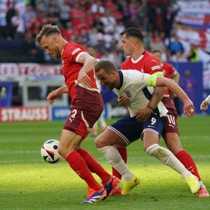Nationalmannschaft, Fussball, UEFA Euro2024, EM 2024,Viertelfinale, Düsseldorf, England-Schweiz Silvan Widmer, Schweiz , Harry Kane, England, Granit Xhaka, Schweiz