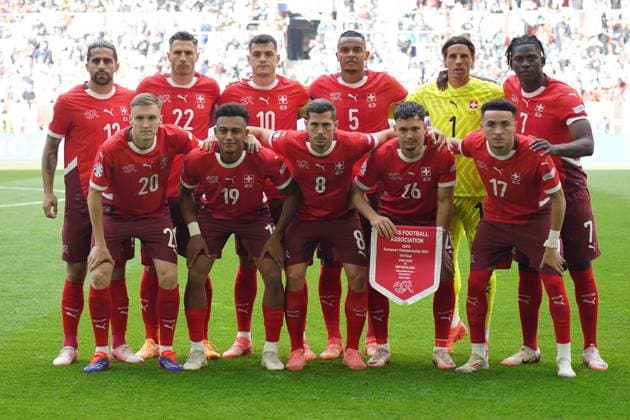 Nationalmannschaft, Fussball, UEFA Euro2024, EM 2024,Viertelfinale, Düsseldorf, England-Schweiz Ricardo Rodriguez, Fabian Schär, Granit Xhaka, Manuel Akanji, Yann Sommer, Breel Embolo, Vorne v.l: MichelAebischer, Dan Ndoye, REmo Freuler, Fabian Rieder, Ruben Vargas, alle Schweiz , Mannschaftsfoto,
