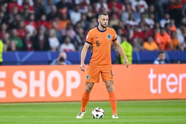 06.07.2024, Berlin, Germany, Olympic Stadium, Netherlands vs Turkey - UEFA EURO, EM, Europameisterschaft,Fussball 2024 - Quarter-final, Stefan De Vrij (Netherlands) in Aktion, am Ball, Einzelaktion (Foto H. Langer) Berlin Olympic Stadium Berlin Germany