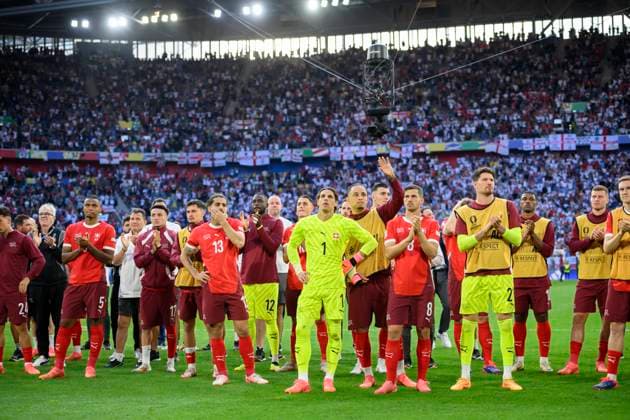 Team SUI enttaeuscht nach dem Spiel, Mannschaft, v.l. AKANJI Manuel (SUI), VARGAS Ruben (SUI), RODRIGUEZ Ricardo (SUI),Torwart MVOGO Yvon (SUI),Torwart SOMMER Yann (SUI),FREULER Remo (SUI), Torwart KOBEL Gregor (SUI) Viertelfinale, Match M48, England (ENG) - Schweiz (SUI) 5:3 n.E., am 06.07.2024 in Duesseldorf Deutschland. Fussball Europameisterschaft 2024 vom 14.06. - 14.07.2024 in Deutschland. Â