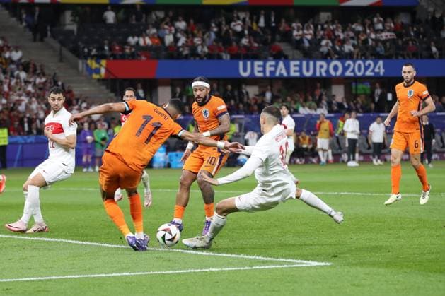 06.07.2024, xtgx, Fussball EM 2024 1 4 Finale, Niederlande - Tuerkei emspor, v.l. Cody Gakpo (Niederlande, 11), Mert Mueldur (Müldür, Tuerkei, 18) schiesst Tor, schießt, Torschuetze, erzielt Tor, Treffer, scores the goal Eigentor (DFL DFB REGULATIONS PROHIBIT ANY USE OF PHOTOGRAPHS as IMAGE SEQUENCES and or QUASI-VIDEO) Berlin