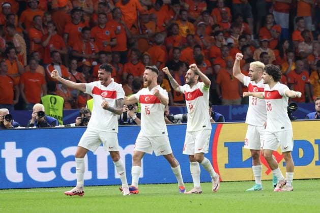 DEU, FIFA, EM-2024, NED vs. TUR, 06.07.2024, Berliner Olympiastadion, Berlin, DEU, FIFA, EM-2024, NED vs. TUR, im Bild 0:1 durch Samet Akaydin (TUR 4), Kaan Ayhan (TUR 22), Abduelkerim Bardakci (TUR 14), Salih Oezcan (TUR 15) Foto: Juergen Engler nordphoto GmbH