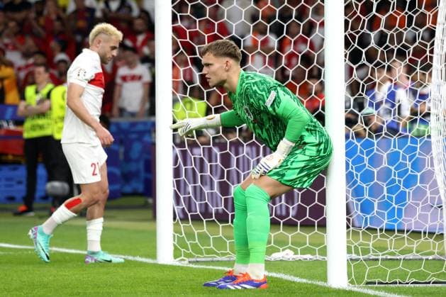 DEU, FIFA, EM-2024, NED vs. TUR, 06.07.2024, Berliner Olympiastadion, Berlin, DEU, FIFA, EM-2024, NED vs. TUR, im Bild Bart Verbruggen (NED 1), Baris Alper Yilmaz (TUR 21) Foto: Juergen Engler nordphoto GmbH