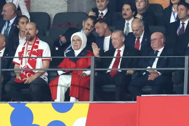 DEU, FIFA, EM-2024, NED vs. TUR, 06.07.2024, Berliner Olympiastadion, Berlin, DEU, FIFA, EM-2024, NED vs. TUR, im Bild VIP Loge, Erdogan mit Frau, Mehmet Oezil Foto: Juergen Engler nordphoto GmbH