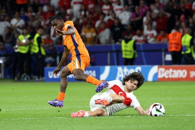 DEU, FIFA, EM-2024, NED vs. TUR, 06.07.2024, Berliner Olympiastadion, Berlin, DEU, FIFA, EM-2024, NED vs. TUR, im Bild Jeremie Frimpong (NED 12), Ferdi Kadõoglu (TUR 20) Foto: Juergen Engler nordphoto GmbH