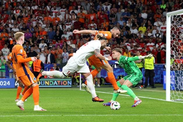 DEU, FIFA, EM-2024, NED vs. TUR, 06.07.2024, Berliner Olympiastadion, Berlin, DEU, FIFA, EM-2024, NED vs. TUR, im Bild Bart Verbruggen (NED 1), Stefan De Vrij (NED 6), Jerdy Schouten (NED 24), Abduelkerim Bardakci (TUR 14) Foto: Juergen Engler nordphoto GmbH