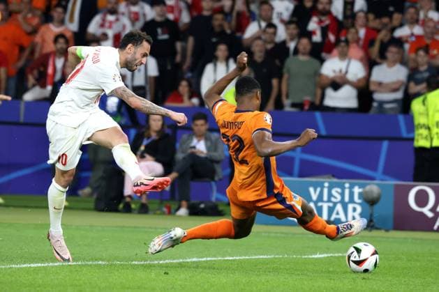 DEU, FIFA, EM-2024, NED vs. TUR, 06.07.2024, Berliner Olympiastadion, Berlin, DEU, FIFA, EM-2024, NED vs. TUR, im Bild Denzel Dumfries (NED 22), Hakan Calhanoglu (TUR 10) Foto: Juergen Engler nordphoto GmbH