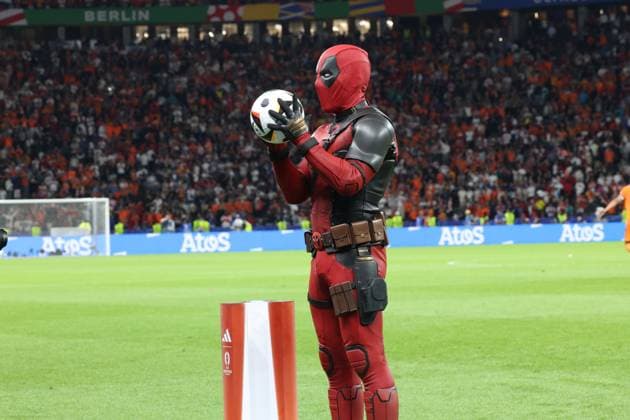 DEU, FIFA, EM-2024, NED vs. TUR, 06.07.2024, Berliner Olympiastadion, Berlin, DEU, FIFA, EM-2024, NED vs. TUR, im Bild Sozialmediegewinner im Kostuem mit Spielball Foto: Juergen Engler nordphoto GmbH