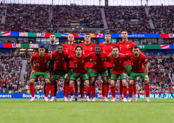 01.07.2024, Fussball UEFA EURO, EM, Europameisterschaft,Fussball 2024, Achtelfinale, Portugal - Slowenien, in der Frankfurt Arena Frankfurt am Main, Mannschaftsfoto vordere Reihe v.l. Joao Cancelo (Portugal), Rafael Leao (Portugal), Vitinha (Portugal), Nuno Mendes (Portugal), Bernardo Silva (Portugal), Bruno Fernandes (Portugal) hintere Reihe v.l. Diogo Costa (Portugal), Pepe (Portugal), Joao Palhinha (Portugal), Ruben Dias (Portugal) und Cristiano Ronaldo (Portugal)