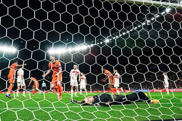 Jubel Niederlande nach Tor zum 1:1 per Kopfball Stefan de Vrij (Niederlande, 06), Remote Hintertorkamera GER, Niederlande vs. Tuerkei, Fussball Europameisterschaft, UEFA EURO, EM, Europameisterschaft,Fussball 2024, Viertelfinale, 06.07.2024 GER, Niederlande vs. Tuerkei, Fussball Europameisterschaft, UEFA Euro 2024, Viertelfinale, 06.07.2024 Berlin Copyright: xEibner-Pressefoto MarcelxvonxFehrnx EP_MFN