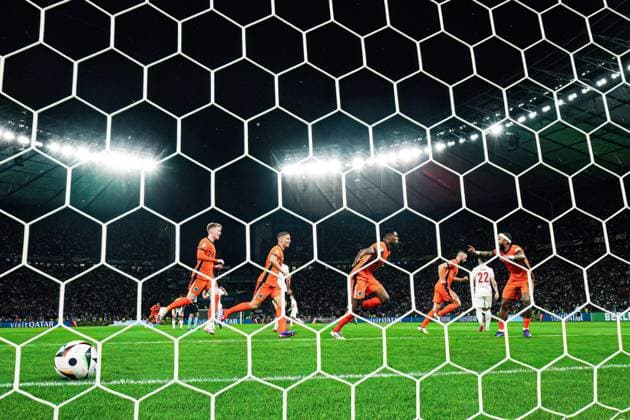 Jubel Niederlande nach Tor zum 2:1 Cody Gakpo (Niederlande, 11), Remote Hintertorkamera GER, Niederlande vs. Tuerkei, Fussball Europameisterschaft, UEFA EURO, EM, Europameisterschaft,Fussball 2024, Viertelfinale, 06.07.2024 GER, Niederlande vs. Tuerkei, Fussball Europameisterschaft, UEFA Euro 2024, Viertelfinale, 06.07.2024 Berlin Copyright: xEibner-Pressefoto MarcelxvonxFehrnx EP_MFN