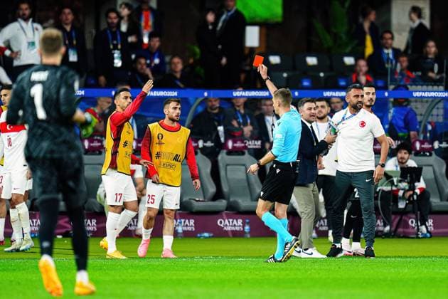 Rote Karte Platzverweis Bertug Yildirim (Tuerkei, 26) GER, Niederlande vs. Tuerkei, Fussball Europameisterschaft, UEFA EURO, EM, Europameisterschaft,Fussball 2024, Viertelfinale, 06.07.2024 GER, Niederlande vs. Tuerkei, Fussball Europameisterschaft, UEFA Euro 2024, Viertelfinale, 06.07.2024 Berlin Copyright: xEibner-Pressefoto MarcelxvonxFehrnx EP_MFN