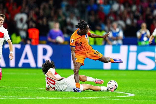 Ferdi Kadioglu (Tuerkei, 20), Jeremie Frimpong (Niederlande, 12) GER, Niederlande vs. Tuerkei, Fussball Europameisterschaft, UEFA EURO, EM, Europameisterschaft,Fussball 2024, Viertelfinale, 06.07.2024 GER, Niederlande vs. Tuerkei, Fussball Europameisterschaft, UEFA Euro 2024, Viertelfinale, 06.07.2024 Berlin Copyright: xEibner-Pressefoto MarcelxvonxFehrnx EP_MFN