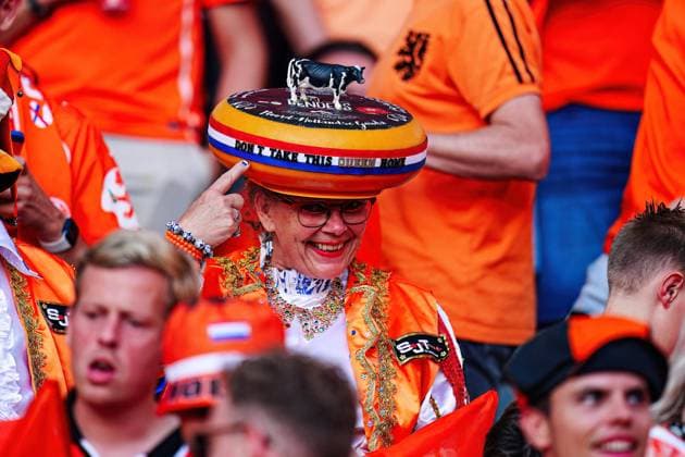 Fan von Niederlande, Kaese-Koenigin Miek GER, Niederlande vs. Tuerkei, Fussball Europameisterschaft, UEFA EURO, EM, Europameisterschaft,Fussball 2024, Viertelfinale, 06.07.2024 GER, Niederlande vs. Tuerkei, Fussball Europameisterschaft, UEFA Euro 2024, Viertelfinale, 06.07.2024 Berlin Copyright: xEibner-Pressefoto MarcelxvonxFehrnx EP_MFN