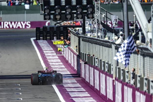 Sport Bilder des Tages 44 HAMILTON Lewis (gbr), Mercedes AMG F1 Team W15, action, win, flag, drapeau during the Formula 1 Qatar Airways British Grand Prix 2024, 12th round of the 2024 Formula One World Championship, WM, Weltmeisterschaft from July 5 to 7, 2024 on the Silverstone Circuit, in Silverstone, United Kingdom - F1 - BRITISH GRAND PRIX 2024 DPPI Panoramic 240707_R12_GRAN_BRETAGNA_DP_FGOO0169