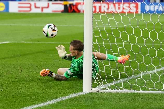 Englands Torhüter Jordan Pickford (England, 01) haelt den Schuss des Schweizers Manuel Akanji (Schweiz, 05) , Fussball, UEFA , Europa Meisterschaft, (Viertelfinale) 2024, England vs. Schweiz, 06.07.2024, Duesseldorf Arena, Duesseldorf, Deutschland Duesseldorf Duesseldorf Arena Nordrhein-Westfalen Deutschland Copyright: xGrantxHubbsx