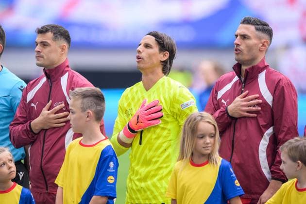 Fußball, UEFA EURO, EM, Europameisterschaft,Fussball 2024 Viertelfinale, 20240706, England - Schweiz. Im Bild Granit XHAKA (Schweiz, 10), Yann SOMMER (Schweiz, 1) und Fabian SCHÄR (Schweiz, 22) Startaufstellung Nationalhymne. Düsseldorf Düsseldorf Arena Nordrhein-Westfalen Deutschland Copyright: Passion2Press MarkusxFischerx